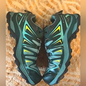 Salomon size 8 trail running shoe.